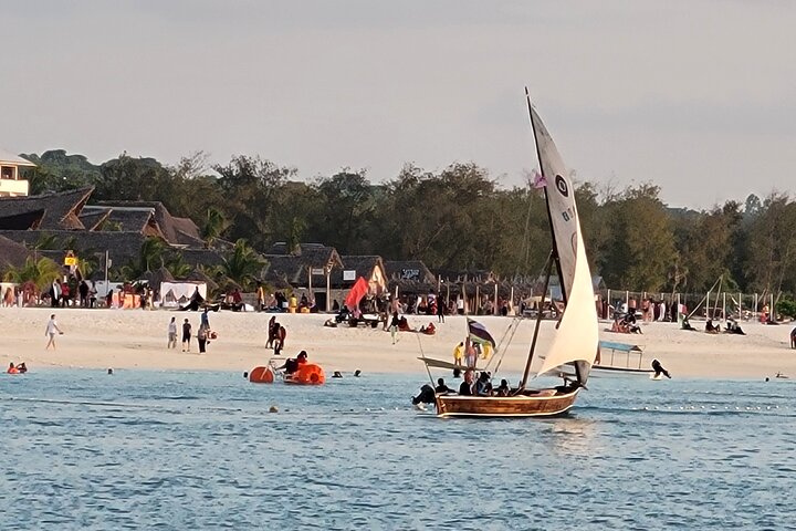 Mnemba Island Dolphin & Snorkeling Tour – Zanzibar Adventure
