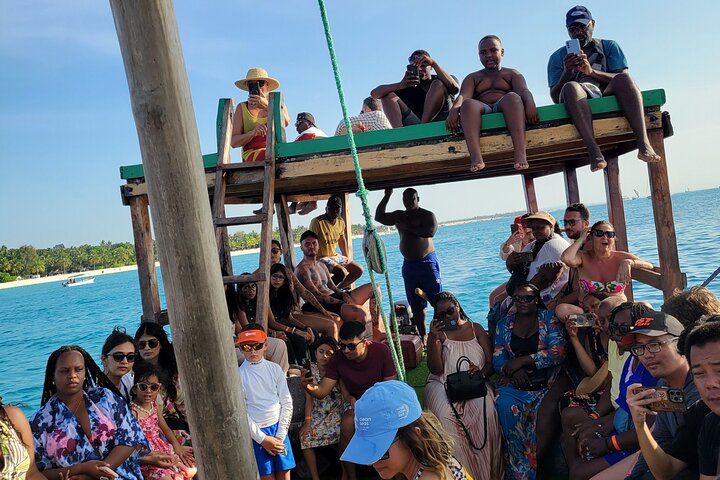 Mnemba Island Dolphin & Snorkeling Tour – Zanzibar Adventure