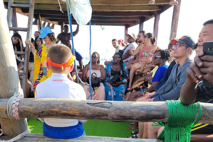 Mnemba Island Dolphin & Snorkeling Tour – Zanzibar Adventure