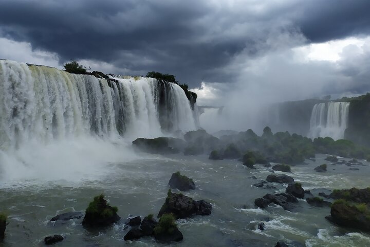 Private Iguazu Falls Tour: Brazil & Argentina in one VIP Day