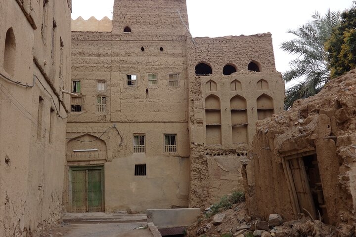 Full day tour to Nizwa, Jabrin and Misfat Al Abreyeen
