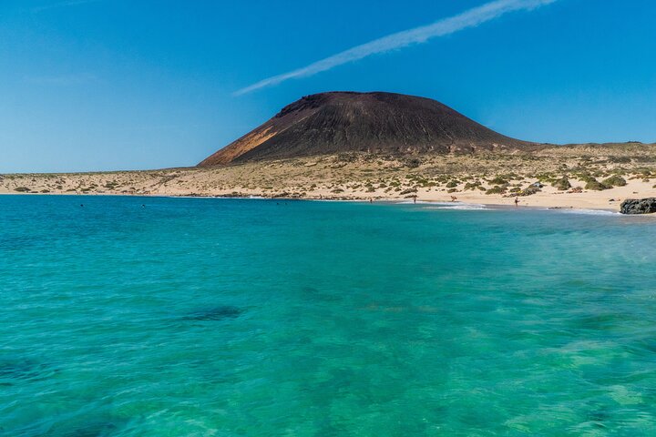 Lanzarote: La Graciosa island cruise with lunch and water activities