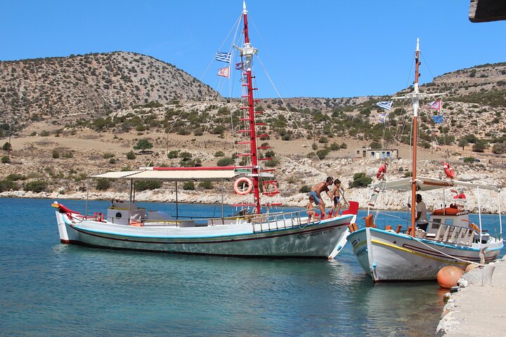 Naxos: Shared Traditional Boat Trip to Rina Cave from Panermos.
