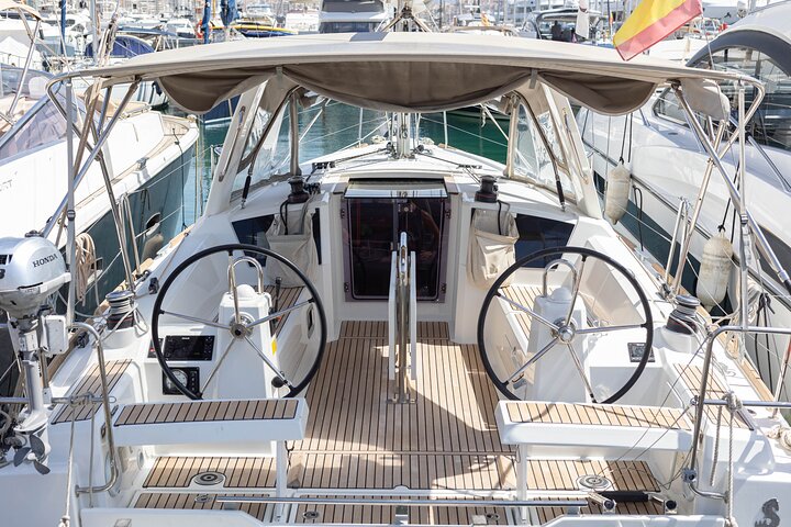 Private sailing yacht by the Bay of Palma and nearby coves
