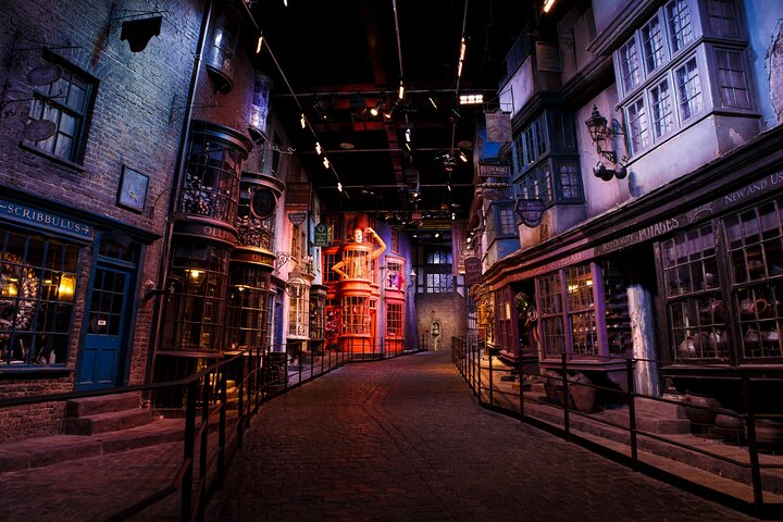 Warner Bros. Studio Harry Potter Tour with Superior Transport from London
