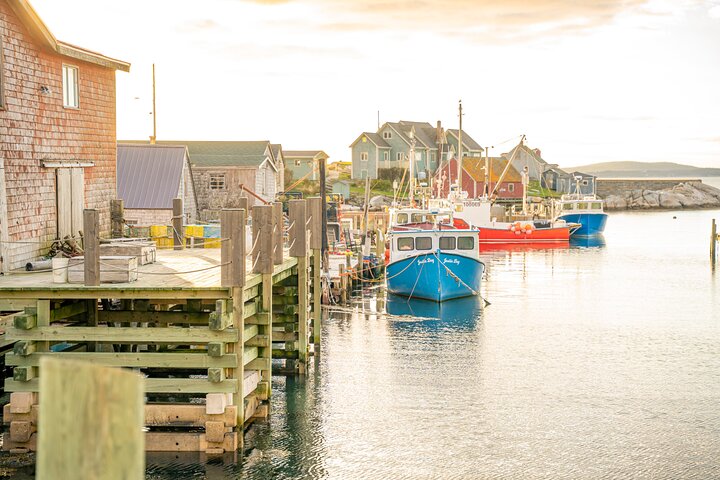 Peggy's Cove, Lunenburg and Titanic Cemetery Full Day Tour