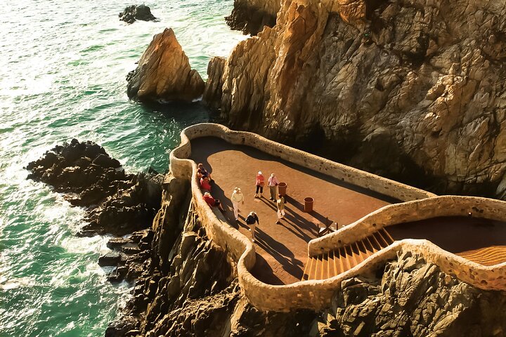 Express High Cliff Drivers at Acapulco