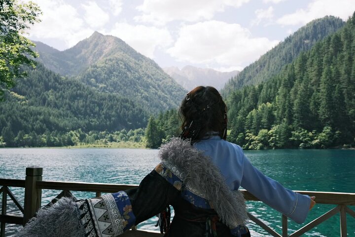 Private VIP Tour:2-Day Jiuzhaigou・Huanglong Highlights Experience