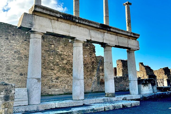 Pompeii 2h Small-Group Tour with Expert Archaeologist