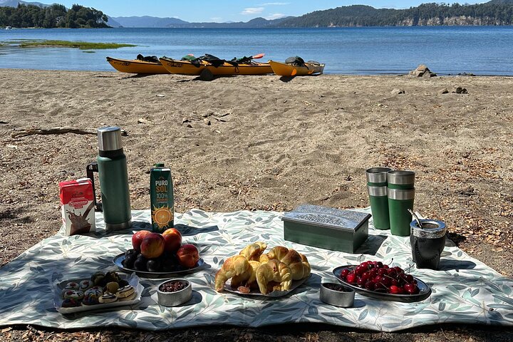 Guided Half Day Kayak Tour with Picnic in Villa la Angostura