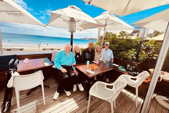 Auckland: Waiheke Island Seafront Lunch & Premium Wine Tour
