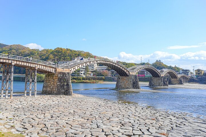 Kintai Kyo Bridge and Iwakuni Castle with Local Guide