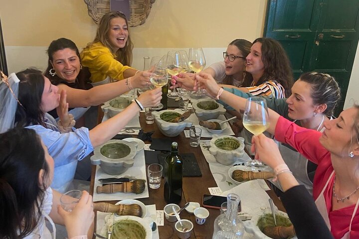 Cinque Terre: Authentic Pesto Cooking Class & Wine in Manarola