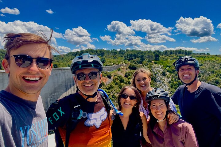 Riding eMTBs, let yourself be guided through Cezanne's landscapes