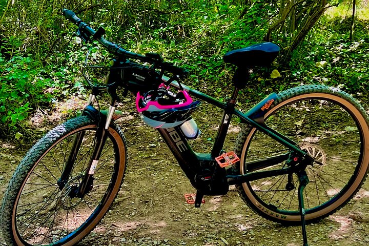 Riding eMTBs, let yourself be guided through Cezanne's landscapes