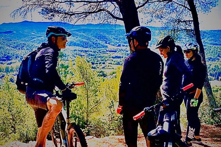 Riding eMTBs, let yourself be guided through Cezanne's landscapes