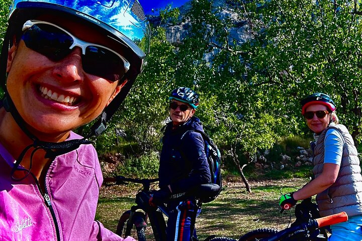 Riding eMTBs, let yourself be guided through Cezanne's landscapes