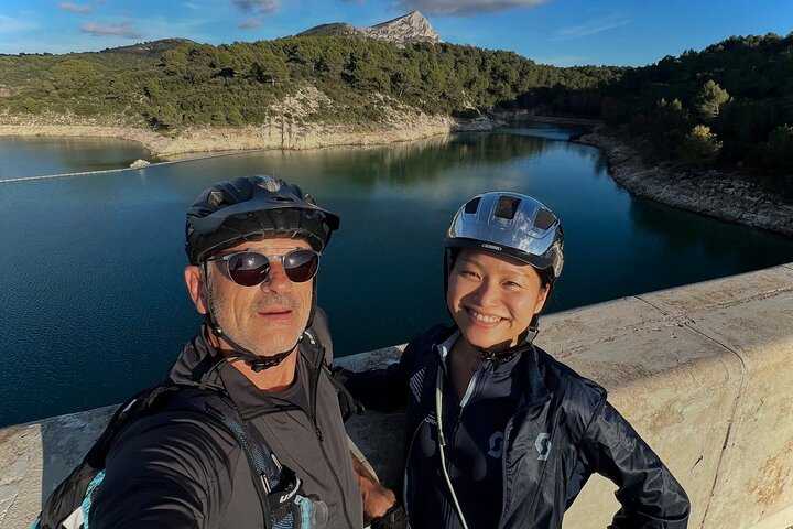 Riding eMTBs, let yourself be guided through Cezanne's landscapes