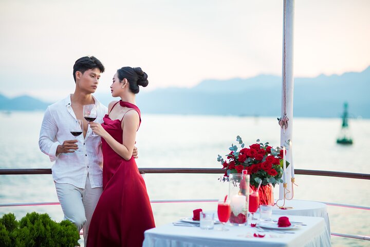 Da Nang: Poseidon Cruise with Dinner and Dragon Bridge Show