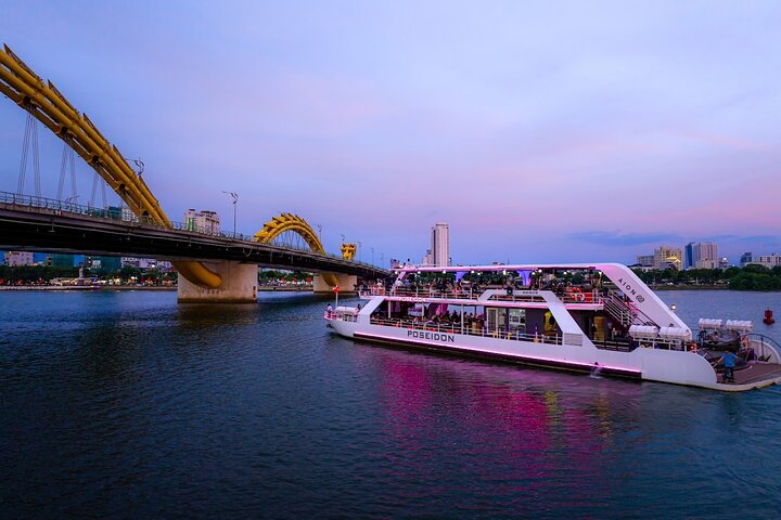 Da Nang: Poseidon Cruise with Dinner and Dragon Bridge Show