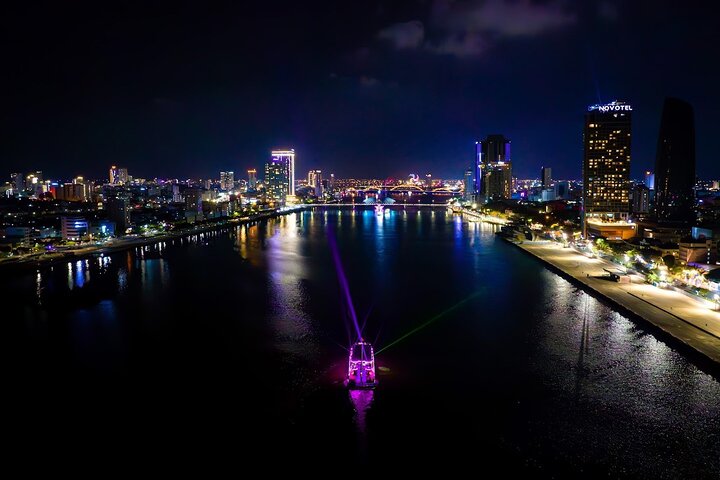 Da Nang: Poseidon Cruise with Dinner and Dragon Bridge Show