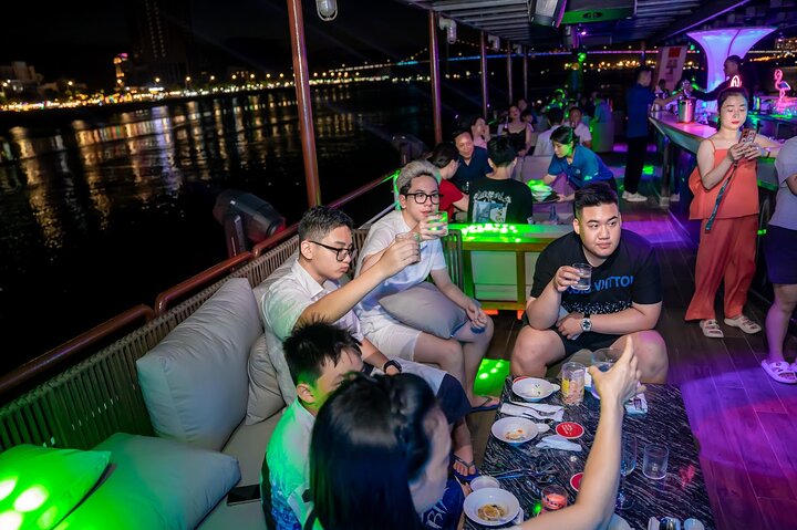 Da Nang: Poseidon Cruise with Dinner and Dragon Bridge Show