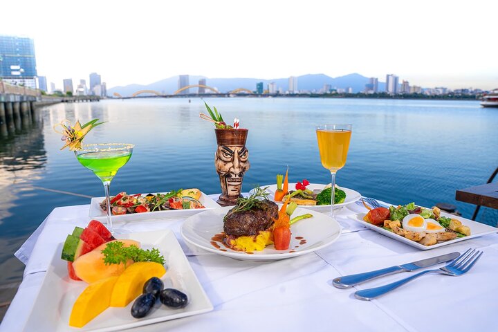 Da Nang: Poseidon Cruise with Dinner and Dragon Bridge Show