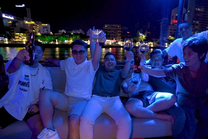Da Nang: Poseidon Cruise with Dinner and Dragon Bridge Show
