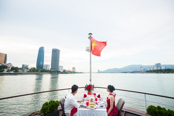 Da Nang: Poseidon Cruise with Dinner and Dragon Bridge Show
