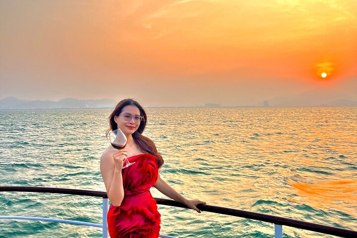 Da Nang: Poseidon Cruise with Dinner and Dragon Bridge Show