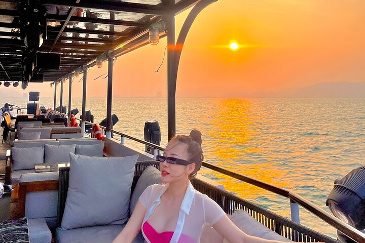 Da Nang: Poseidon Cruise with Dinner and Dragon Bridge Show