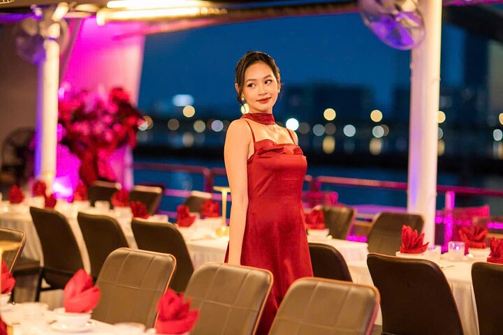 Da Nang: Poseidon Cruise with Dinner and Dragon Bridge Show