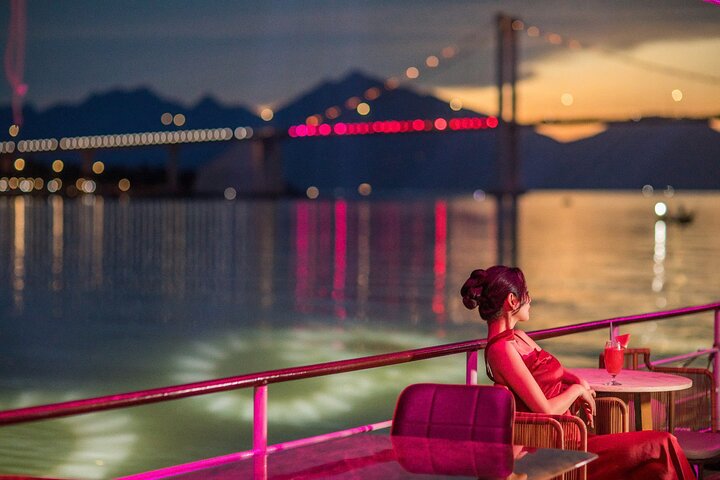 Da Nang: Poseidon Cruise with Dinner and Dragon Bridge Show