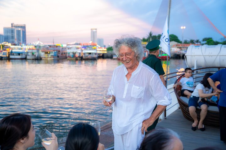 Da Nang: Poseidon Cruise with Dinner and Dragon Bridge Show