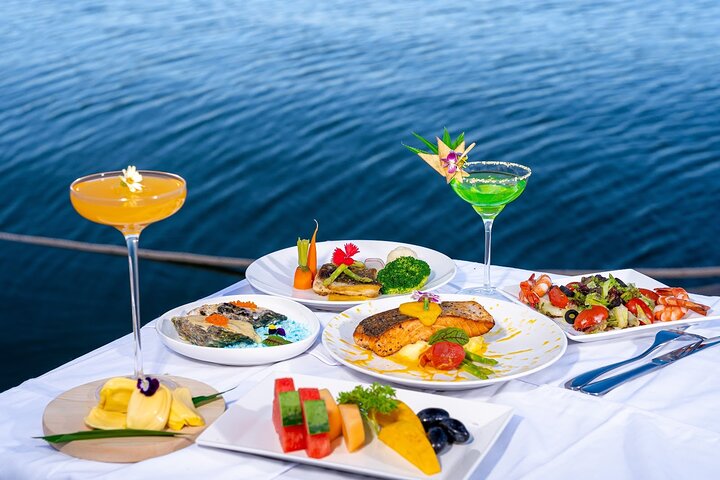 Da Nang: Poseidon Cruise with Dinner and Dragon Bridge Show