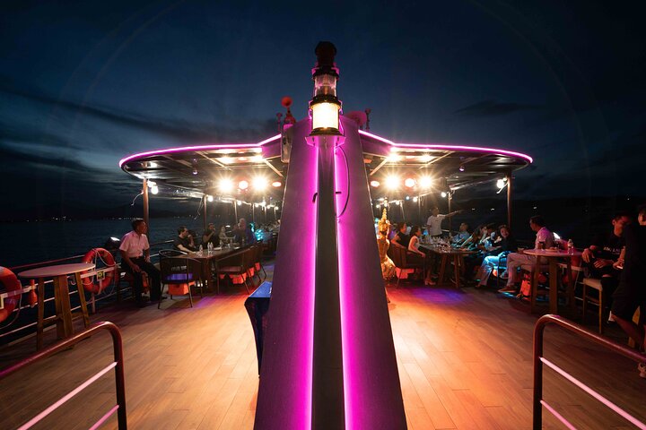Da Nang: Poseidon Cruise with Dinner and Dragon Bridge Show