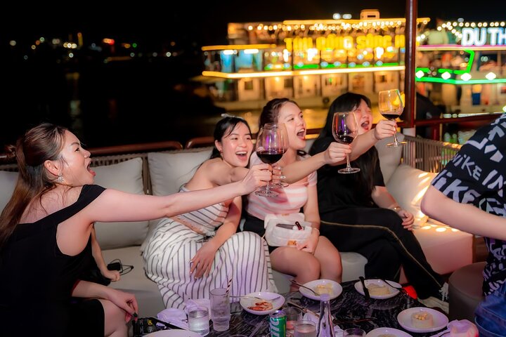 Da Nang: Poseidon Cruise with Dinner and Dragon Bridge Show