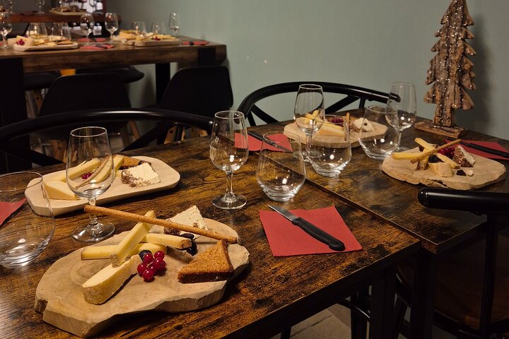 Tasting 5 Burgundy wines granted from regional cheeses