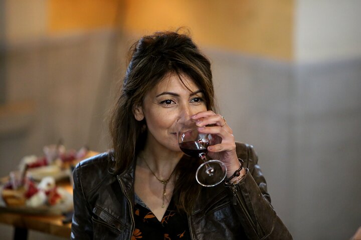 Tasting 5 Burgundy wines granted from regional cheeses