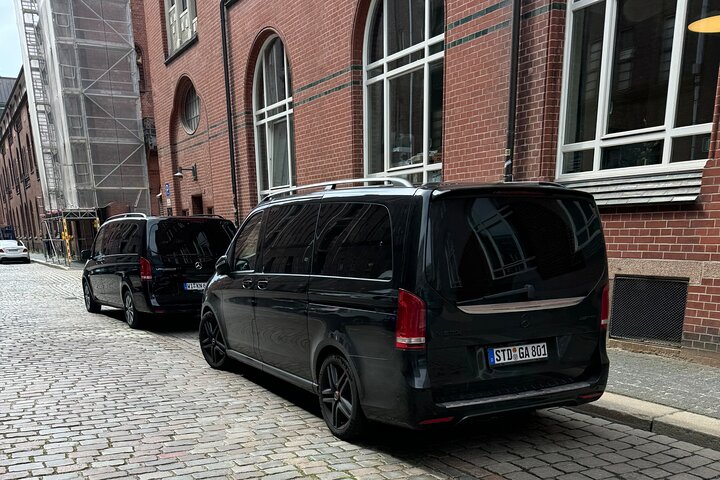 From Kiel: private Hamburg 6hour-Tour with a former Policeman