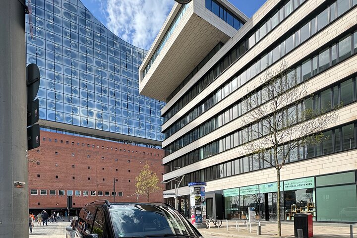From Kiel: private Hamburg 6hour-Tour with a former Policeman