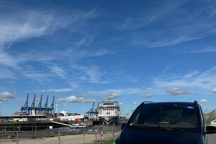From Kiel: private Hamburg 6hour-Tour with a former Policeman