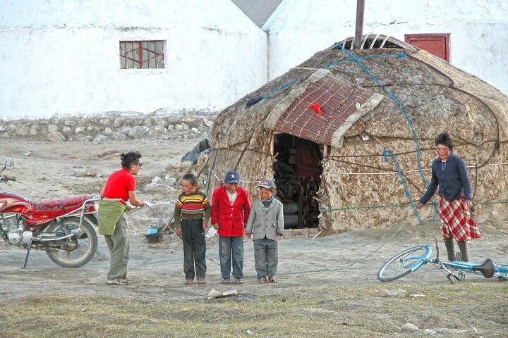 2 Day Tour to Tashkorgan with Baisha Lake and Karakul Lake