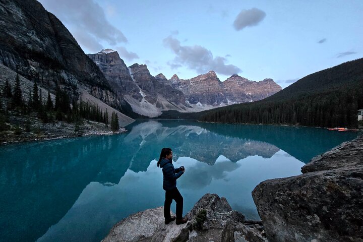Moraine Lake Sunrise(2.5hrs)&Lake Louise(2hrs) from Canmore/Banff