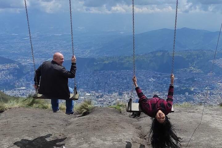 PRIVATE City Tour: Quito Colonial, Half the World and Cable Car