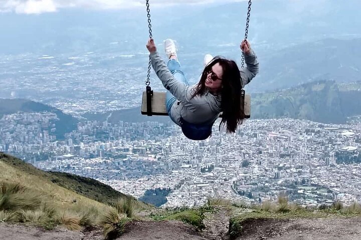 PRIVATE City Tour: Quito Colonial, Half the World and Cable Car