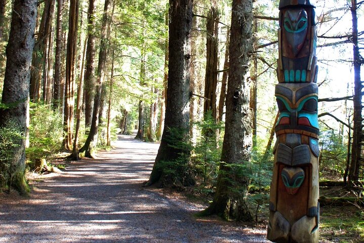 Best of Sitka Land Tour / Bears, Raptors, Totems