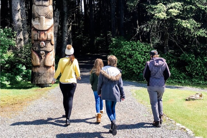 Best of Sitka Land Tour / Bears, Raptors, Totems