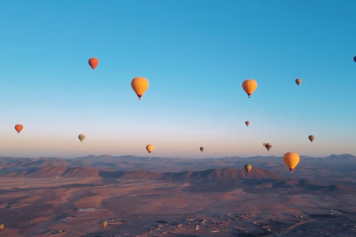 Hot air balloon flight at sunrise in Marrakech breakfast