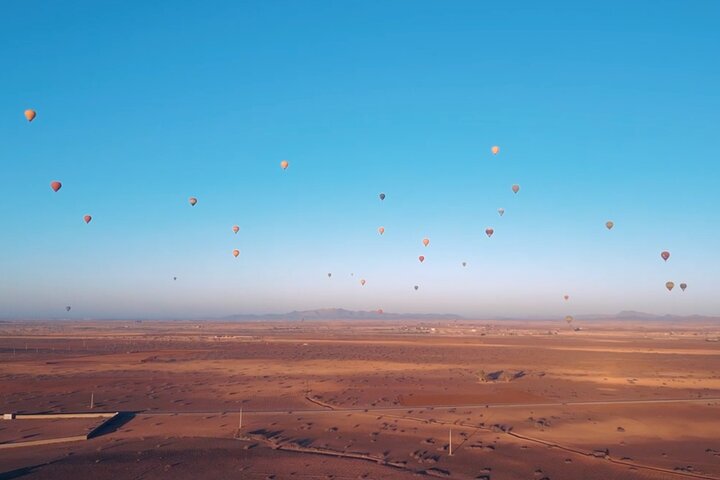 Hot air balloon flight at sunrise in Marrakech breakfast